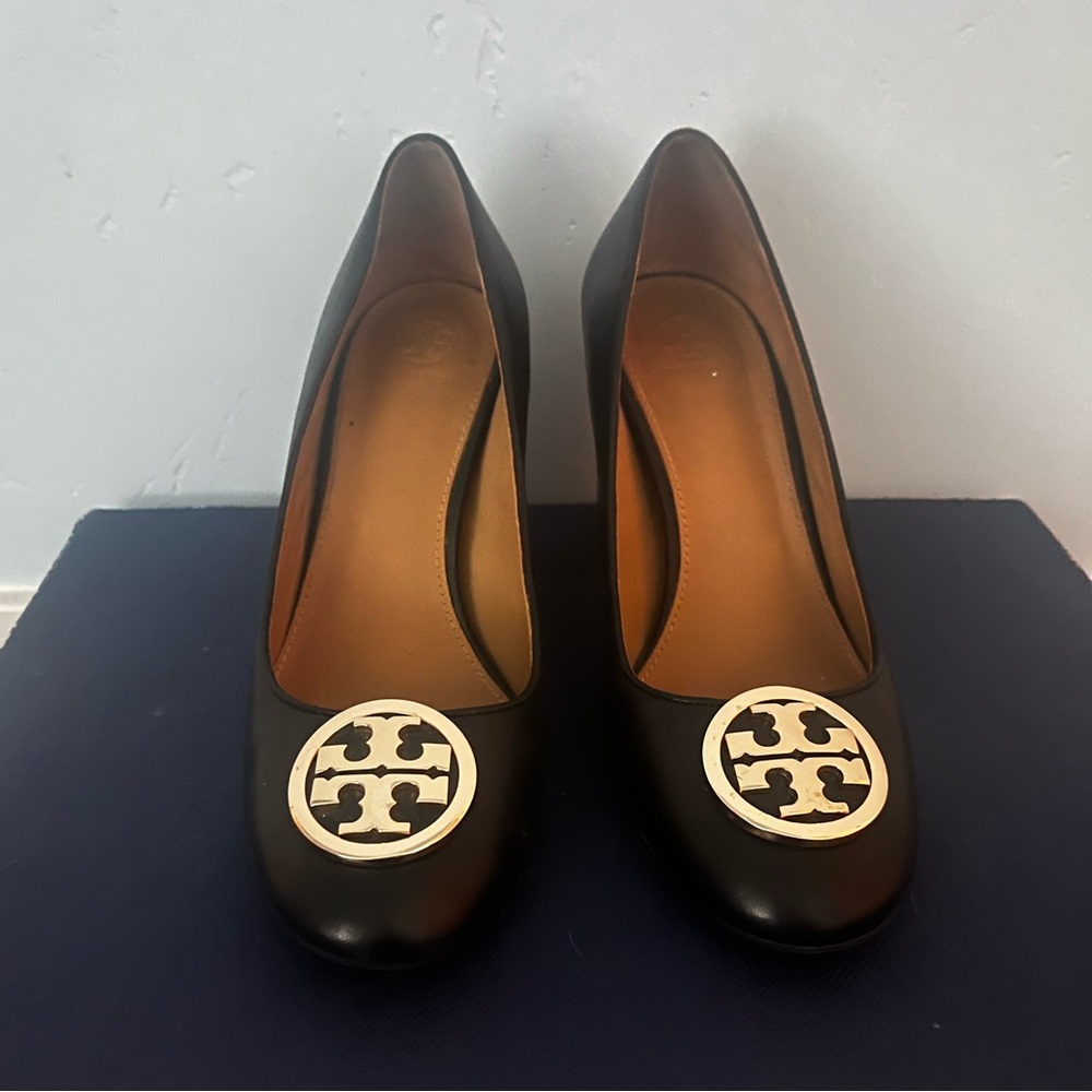 Tory Burch Black Heels With Gold Medallion